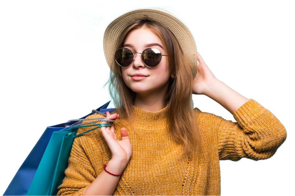 Femme stylée et consciente, portant un pull en tricot éco-responsable Etikashion après une séance de shopping éthique.