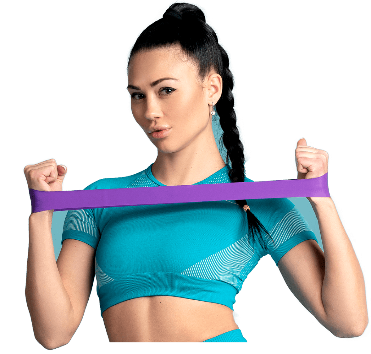 Femme portant un ensemble de sport bleu recyclé Etikashion, s'entraînant avec une bande de résistance pour une performance durable et consciente.