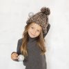 Jeune fille souriante portant un bonnet en laine recyclée et une robe col roulé grise de la collection enfant Etikashion.