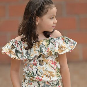 Jeune fille portant une combinaison à motif floral en coton biologique Etikashion, une tenue confortable et éco-responsable pour enfants.